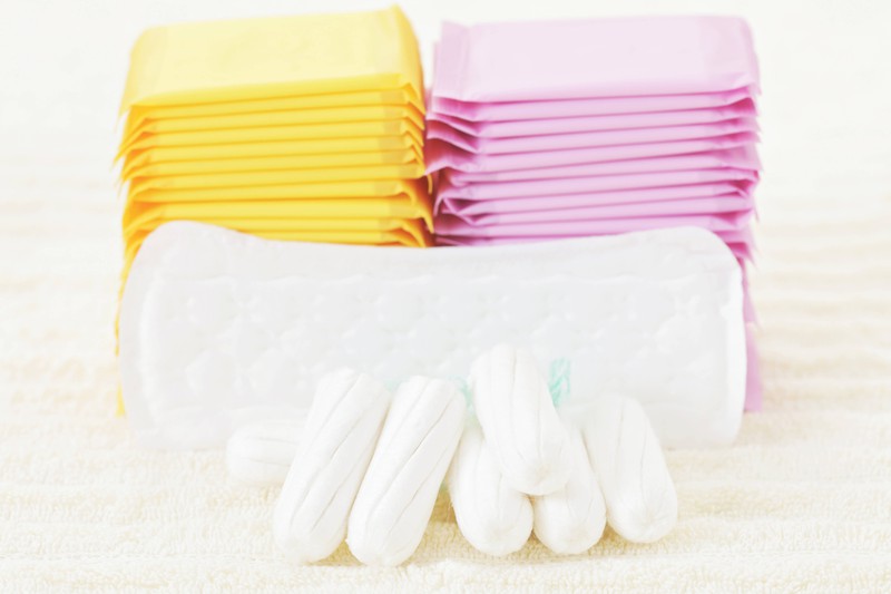 So etwas wie Tampons und Binden braucht jede menstruierende Person.
