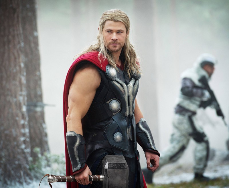 Als „Thor" trägt Chris Hemsworth lange blonde Haare.