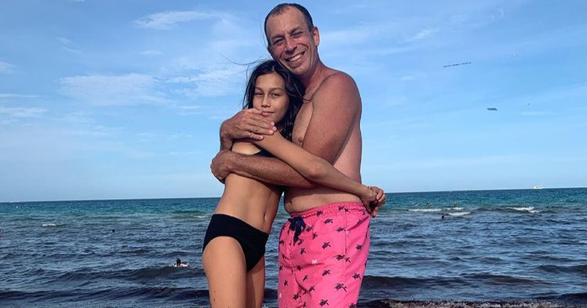 Vater erfindet Bikinihosen, die seinem Trans-Kind helfen