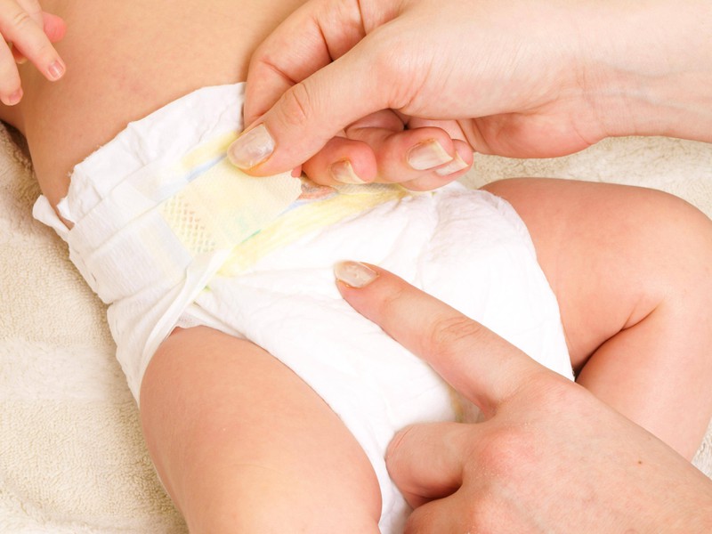 Wenn ein Baby anfängt zu bluten, kann es auch eine Art Periode sein. Das hat etwas mit den Hormonen der Frau zu tun
