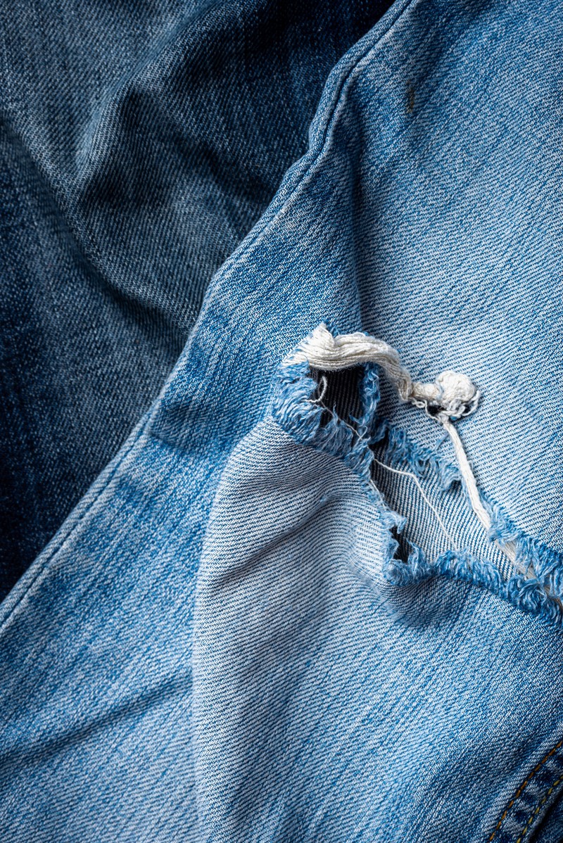 Löcher in Jeans vermeiden durch einfache Reparatur mit Vliesbügeleinlage die den Stoff verstärkt und vor weiterem Verschleiß schützt