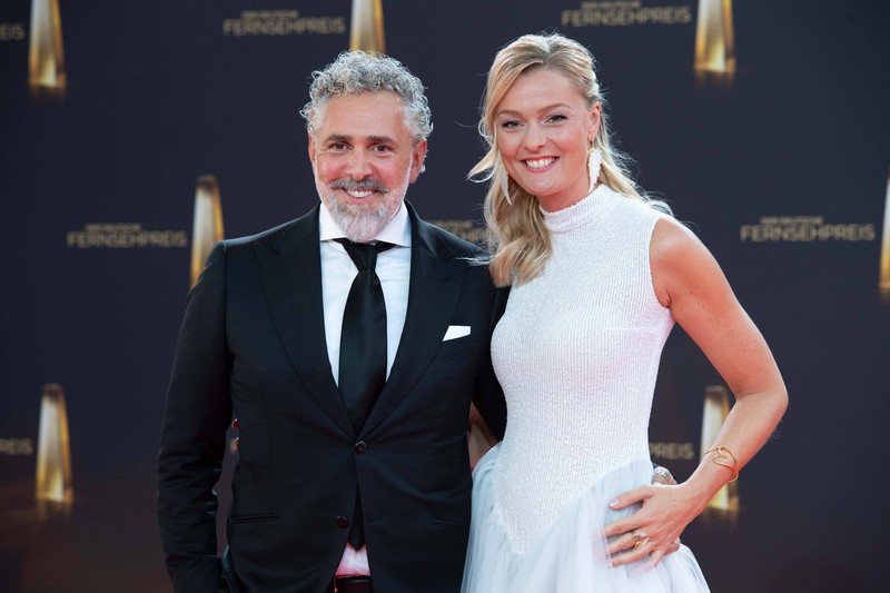 Roland Trettl und Miriam Höller zeigen sich beim Deutschen Fernsehpreis gemeinsam als Paar.