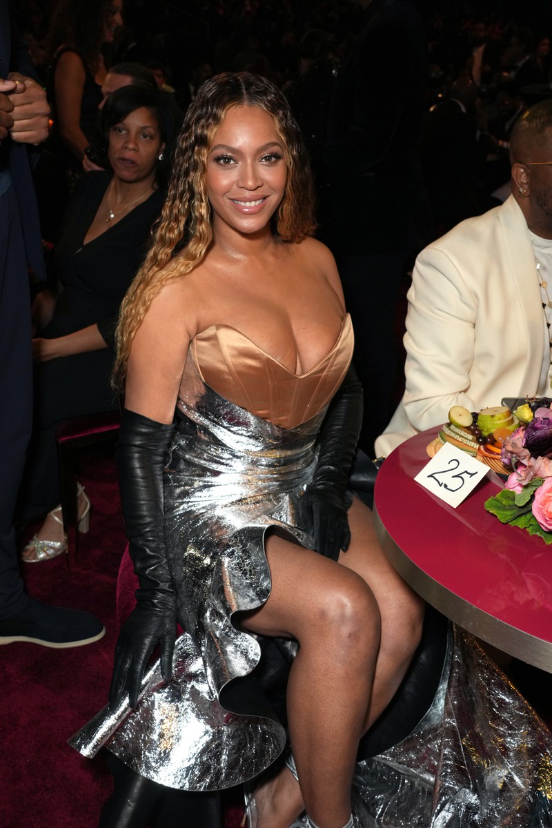 Beyoncé kam zu spät zu den Grammys 2023, doch ihr Kleid machte es wieder gut.