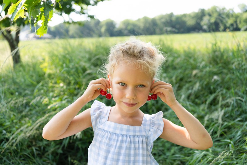 Viele Mädchen zeigen schon früh Interesse an Schmuck wie Ohrringen.