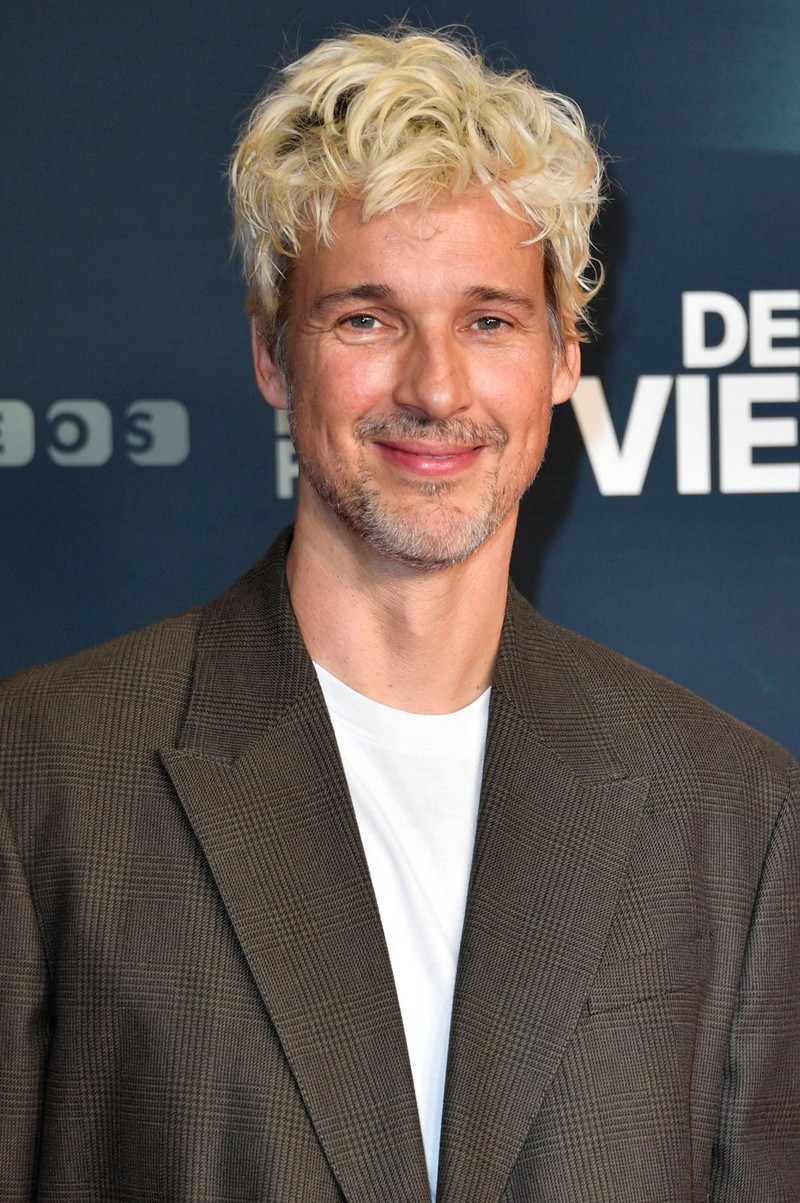 Florian David Fitz zeigt sich im November 2024 mit blonden Haaren.