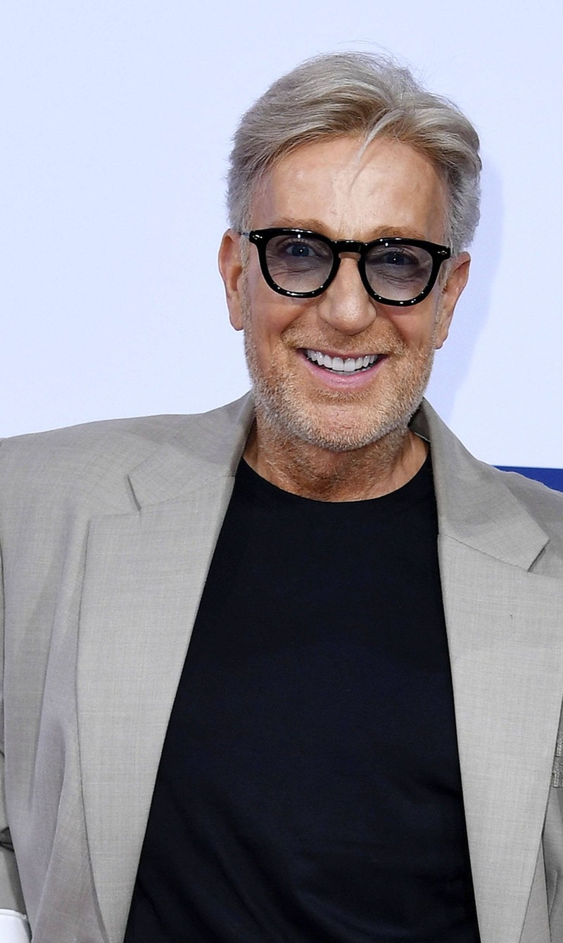 Thomas Rath überrascht mit Föhnfrisur.