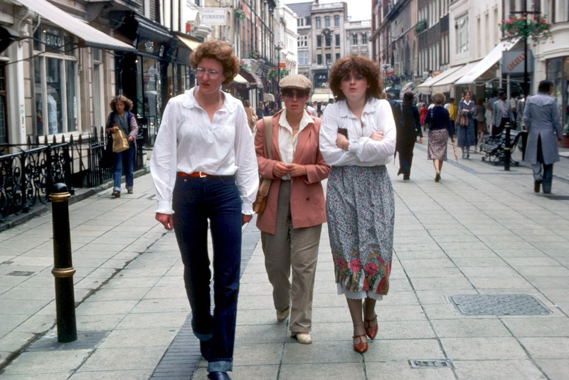 Die Mode der 70er Jahre war geprägt von der Hippie Zeit und der Frauenbewegung