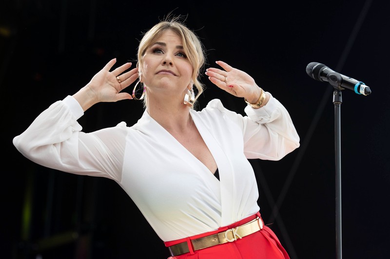 Bei einem Auftritt im Jahr 2022 in Hildesheim verrutscht das Oberteil von Beatrice Egli