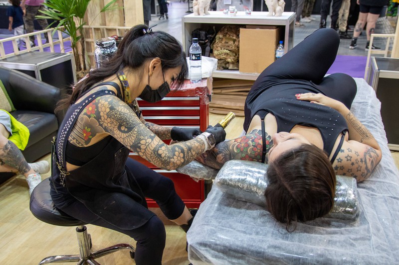 Eine Frau will mit ihrer Tattoo-Sucht ins Guinness-Buch der Rekorde.