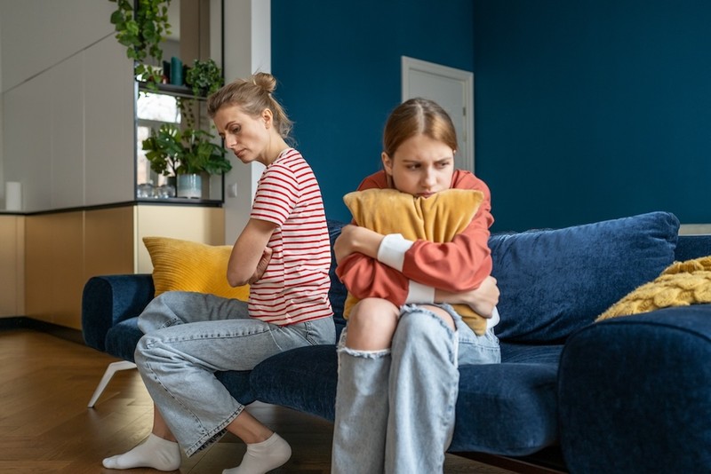 Ständig mit anderen Menschen verglichen zu werden, kann ein Anzeichen für emotionale Manipulation sein.
