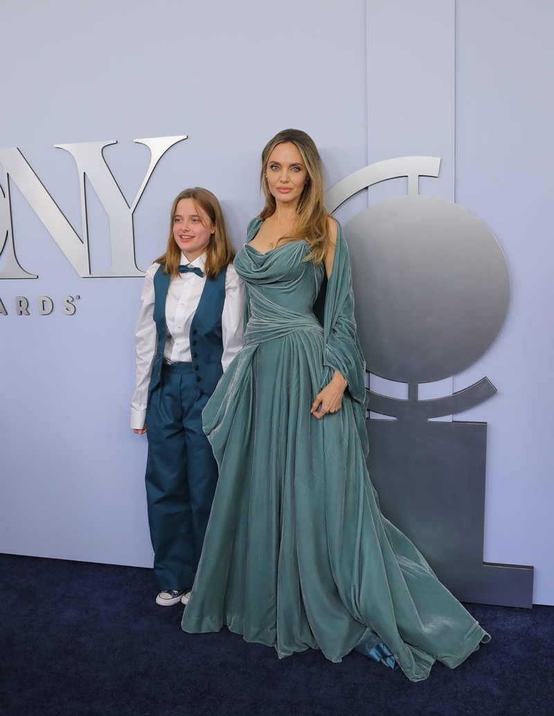 Angelina Jolie nimmt ihre Tochter Vivienne mit auf die Tony Awards.