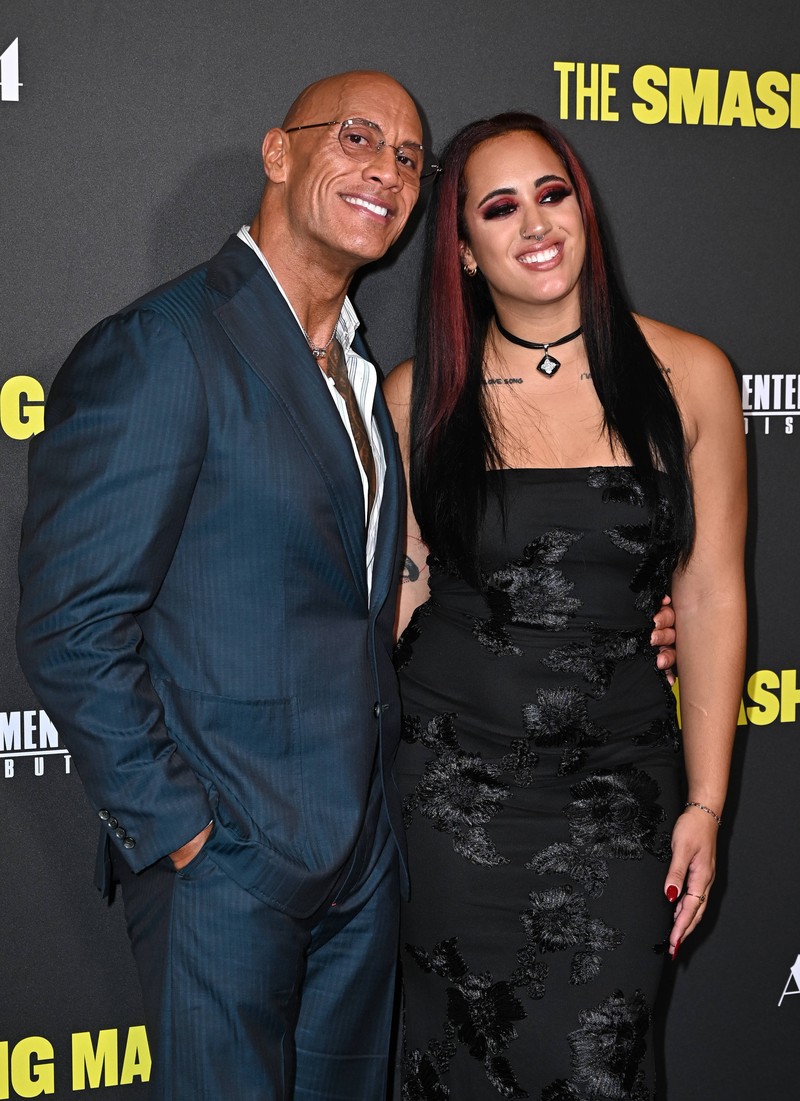 Dwayne Johnsons Tochter bringt seine Tochter Ava mit zum roten Teppich.