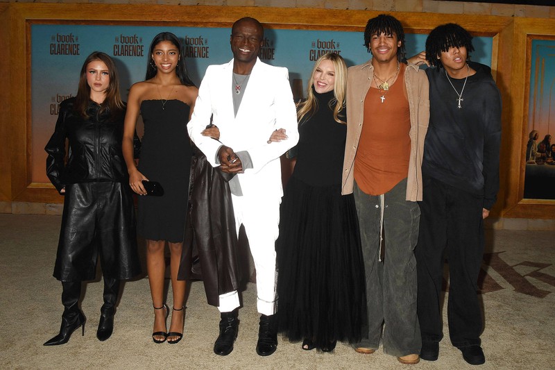 Sänger Seal zeigt sich mit seinen Kindern Lou Samuel und den beiden Söhnen Henry Guenther Samuel und Johan Riley Samuel und Adoptivtochter Leni Klum auf dem roten Teppich.