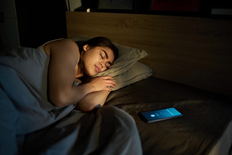 Vielen Menschen schlafen nachts die Arme ein, doch was sind die Gründe dafür?