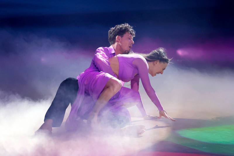 Ann-Kathrin Bendixen und Tänzer Valentin Lusin unterläuft ein Sturz mitten auf der Tanzfläche von "Let's Dance"