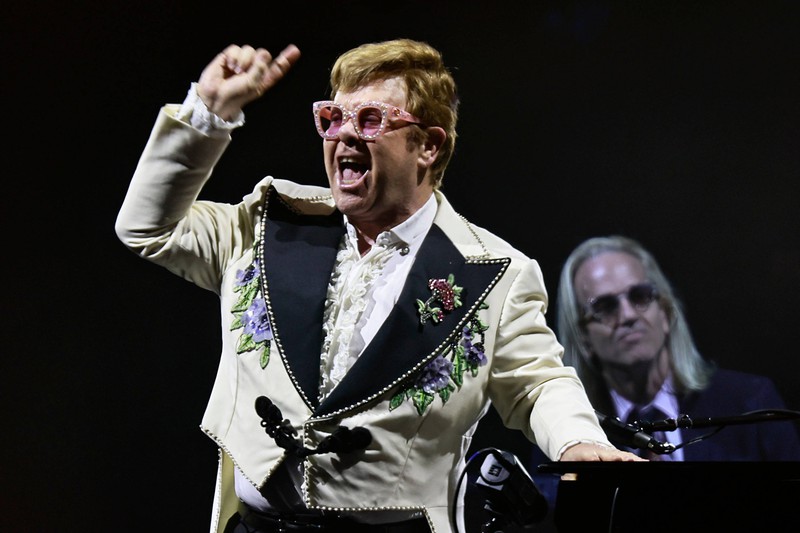 Elton John steht auf der Bühne