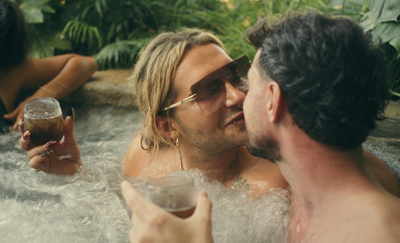 Bei der Einweihungsparty seines neuen Pools knutscht Bill Kaulitz mit Jannik Kontalis.