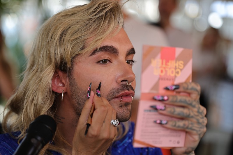 Bill Kaulitz spricht offen über queerfeindliche Gewalt.