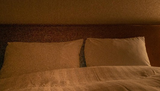 Eine Möglichkeit ist, das Kissen in der Waschmaschine bei 60 Grad zu waschen.