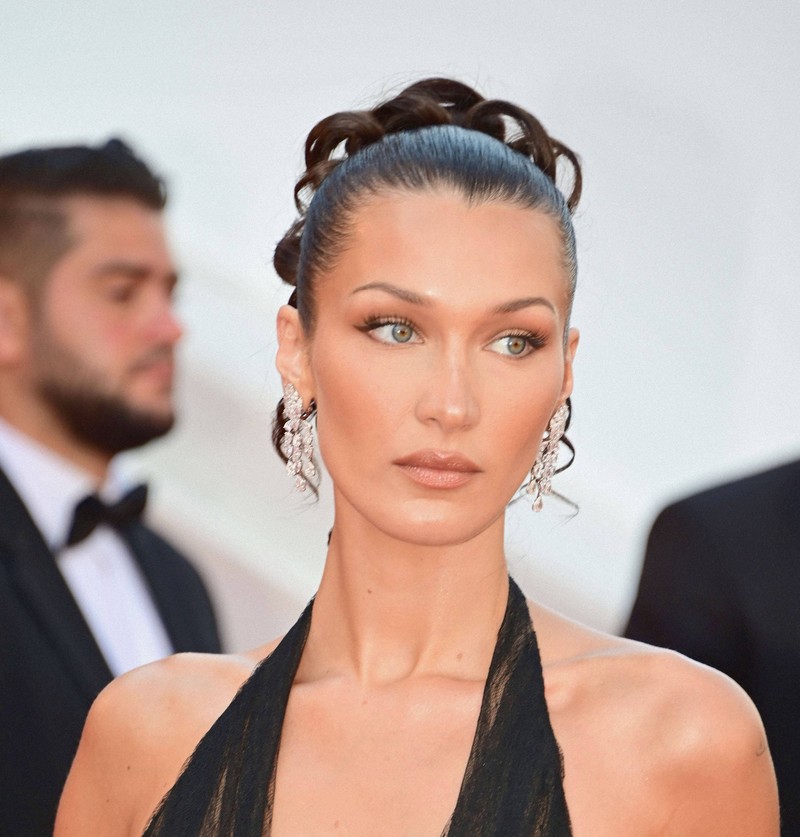 Auch Bella Hadid schnitt im Bereich der Augenbrauen etwas weniger perfekt ab.