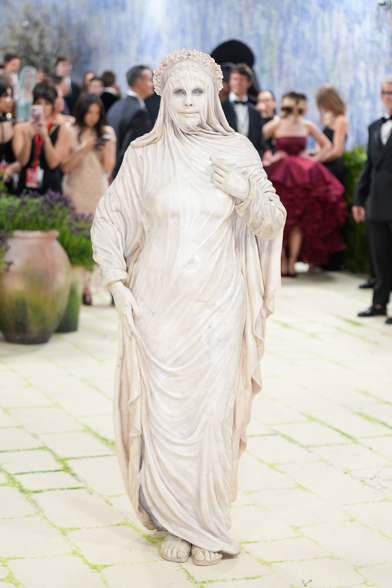 Heidi Klum präsentiert sich in einem opulenten Outfit bei der Met Gala 2026.