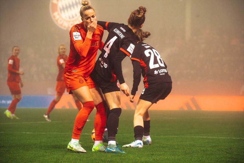 Fußballerin Giulia Gwinn verliert bei einem Zweikampf einen Schneidezahn.