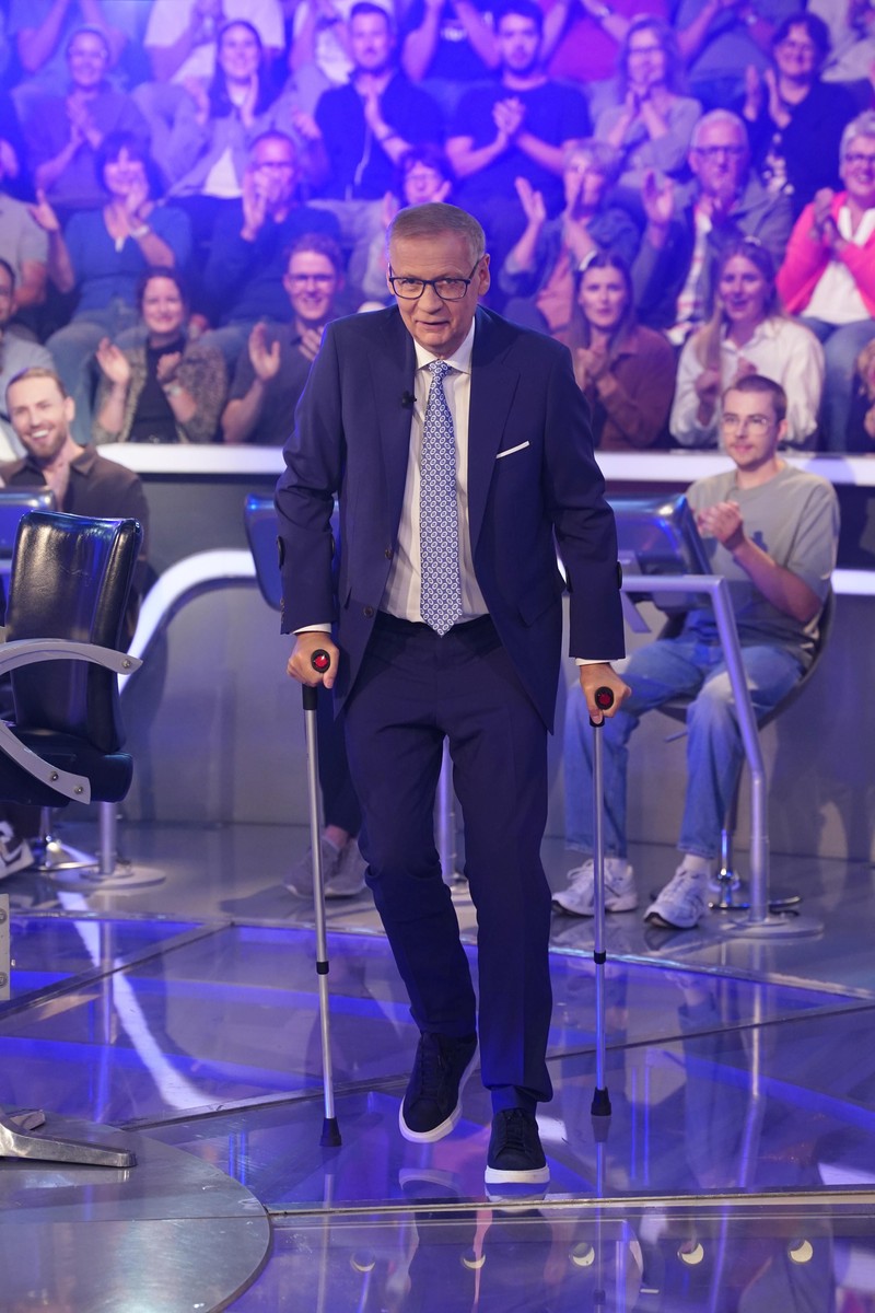 Günther Jauch bei „Wer wird Millionär“ mit Krücken.