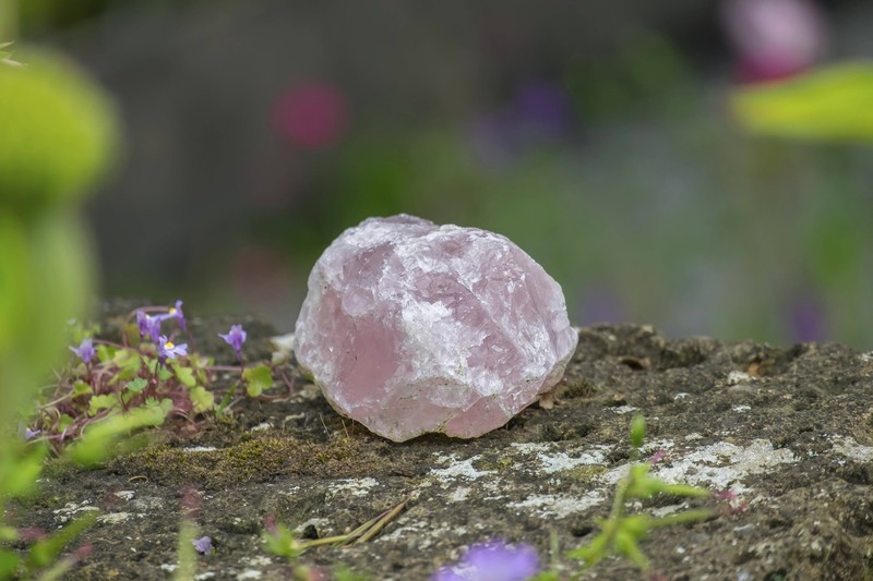 Der Rosenquarz sollte in dem Zimmer aufgestellt werden, indem man sich am meisten aufhält.