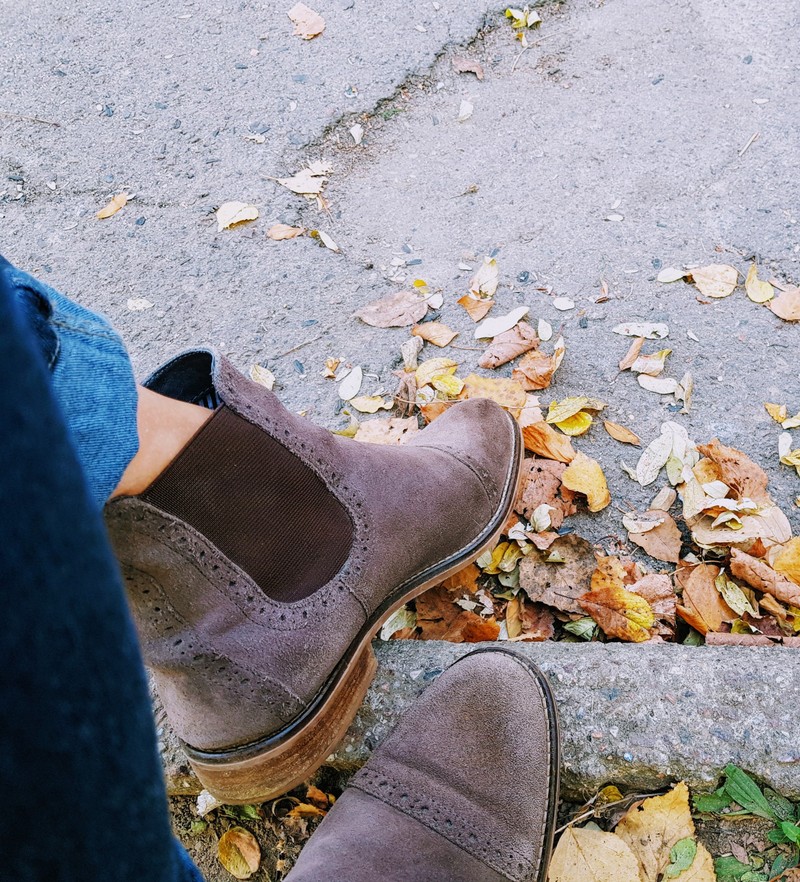 Chelsea Boots sind 2024 nicht mehr im Trend, da klobigere Modelle wie Combat Boots und Stiefel.