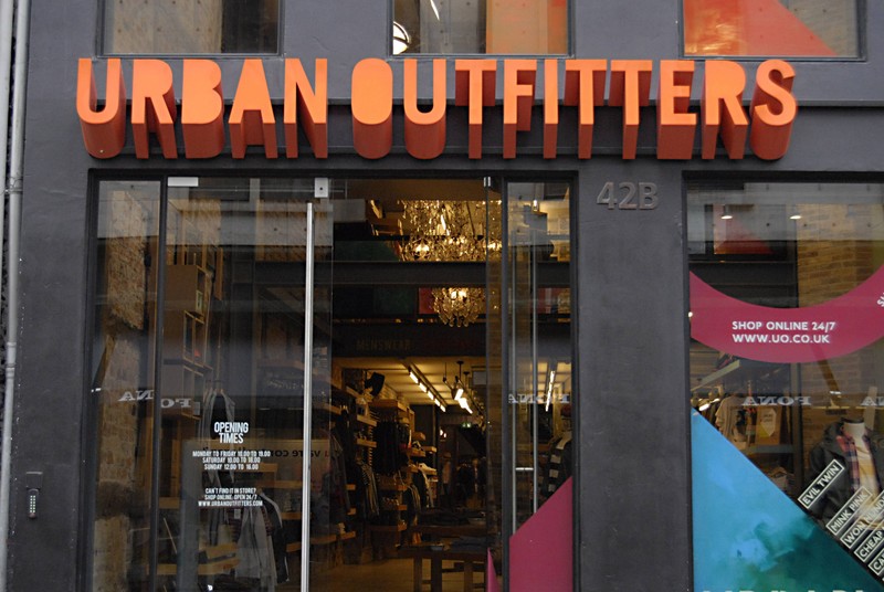 Urban Outfitters wirbt mit Nachhaltigkeit, bleibt aber ihrem Fast-Fashion-Modell treu.