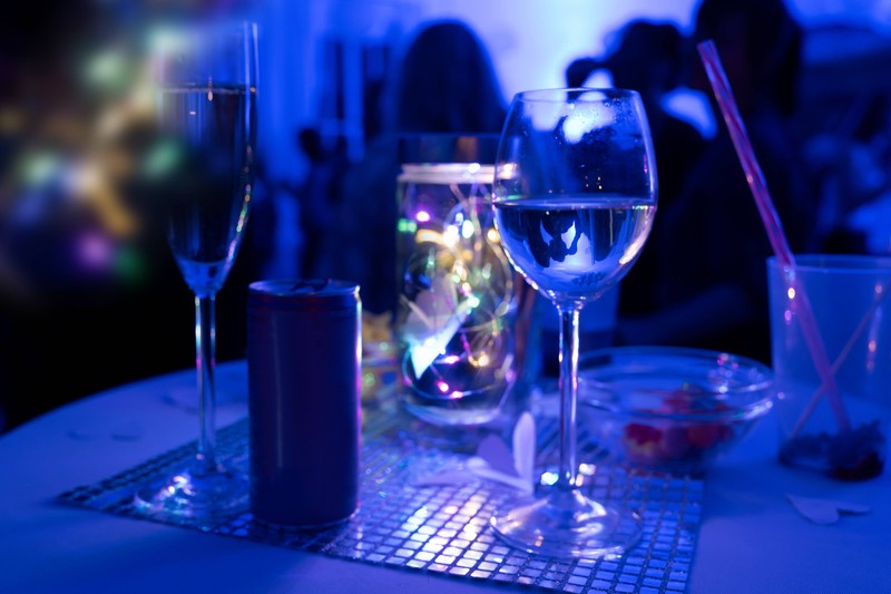 Viele Stars verzichten öffentlichen Angaben nach vollkommen auf Alkohol.