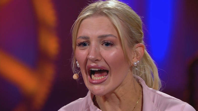 Edda und Paulina kommen bei dem Spiel, bei dem man eklige Mahlzeiten essen muss, an ihre Grenzen.