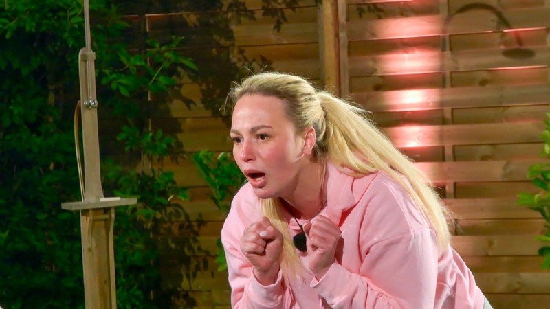 Rapperin Anita Latifi und Influencerin Hati Suárez im hitzigen Streit bei der elften Staffel von ,,Das Sommerhaus der Stars“ auf RTL.