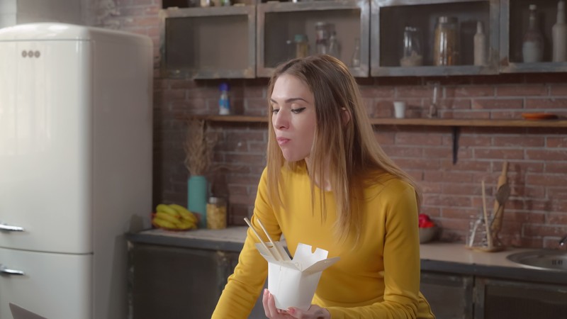 Essen im Stehen zu essen, ist nicht gesund für die Psyche und erzeugt Stress.