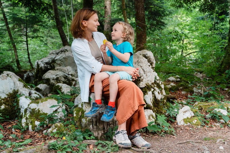 Viele Sätze, die Eltern im Alltag benutzen, klingen harmlos, verunsichern aber Kinder.