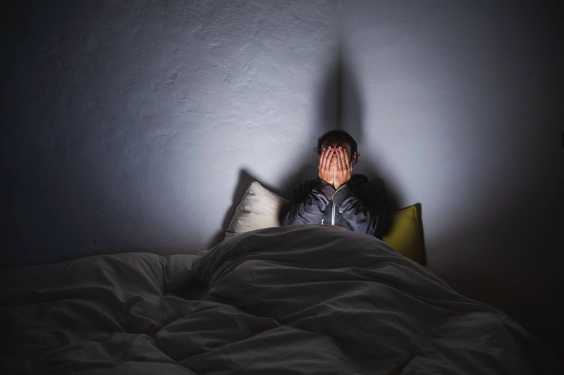 Du bist müde und kannst trotzdem nicht schlafen? Das kann ein starkes Warnsignal sein.