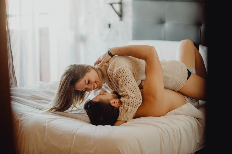 Paare probieren gerne Trends aus, um im Bett mehr Spaß zu haben.