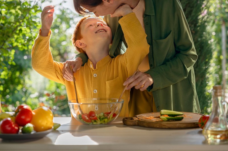 Kinder sollte man beim Kochen einbeziehen.