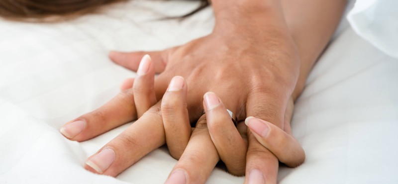 Hände und Fingerspitzen werden als erogene Zone beim Mann oftmals vergessen.