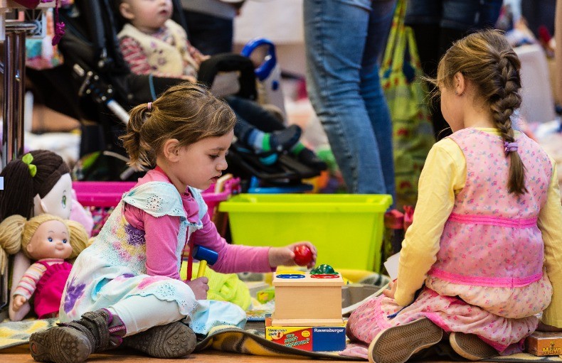 Kinder lernen von ihren Eltern den Umgang mit Konsum.