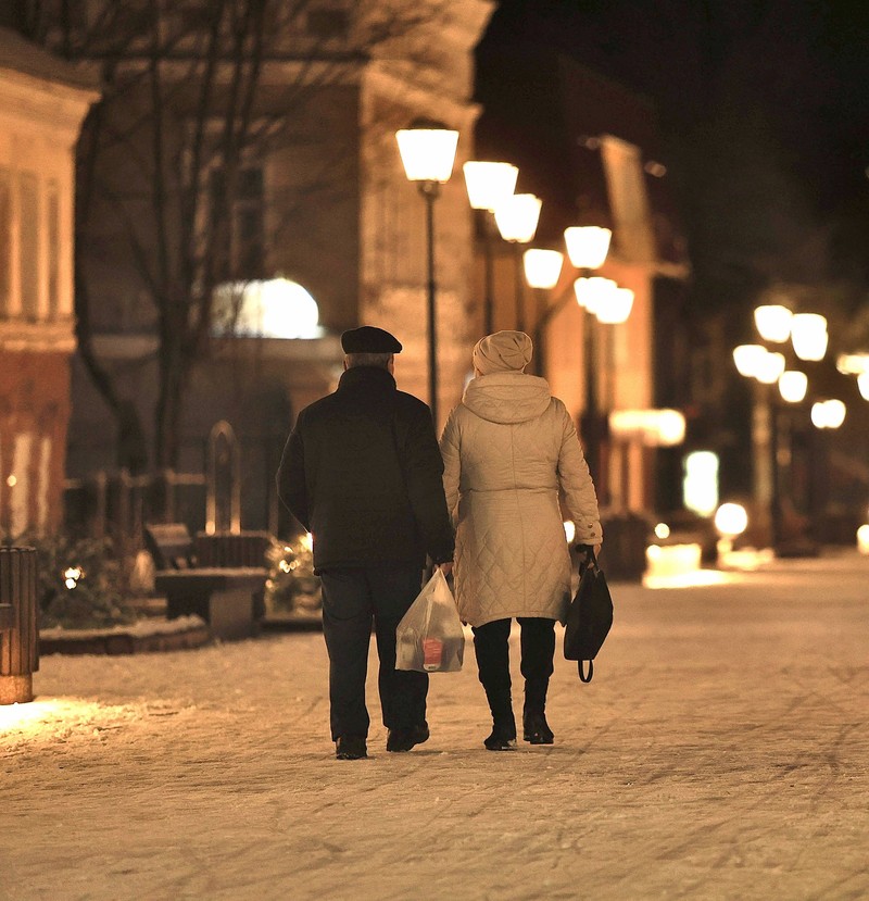 Ein Nachtspaziergang kann als Date im Winter ziemlich romantisch sein.