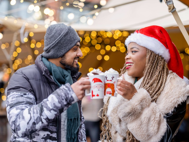 Ein Weihnachtsmarktbummel ist eine gelungene Idee für ein Winter-Date.