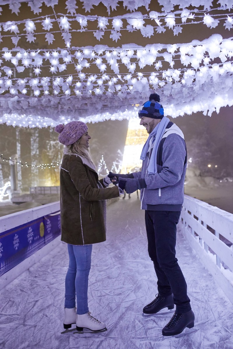 Eislaufen ist eine gute Idee für ein Winter-Date.