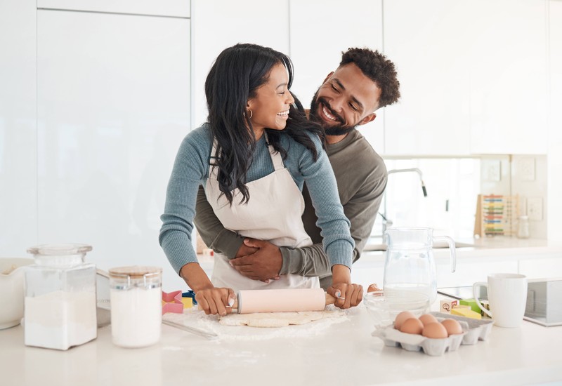 Im Winter ist gemeinsames Backen eine gute Date-Idee.