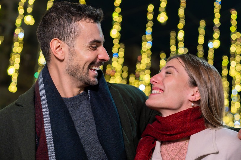 Viele Menschen suchen im Winter nach romantischen Ideen für Dates.