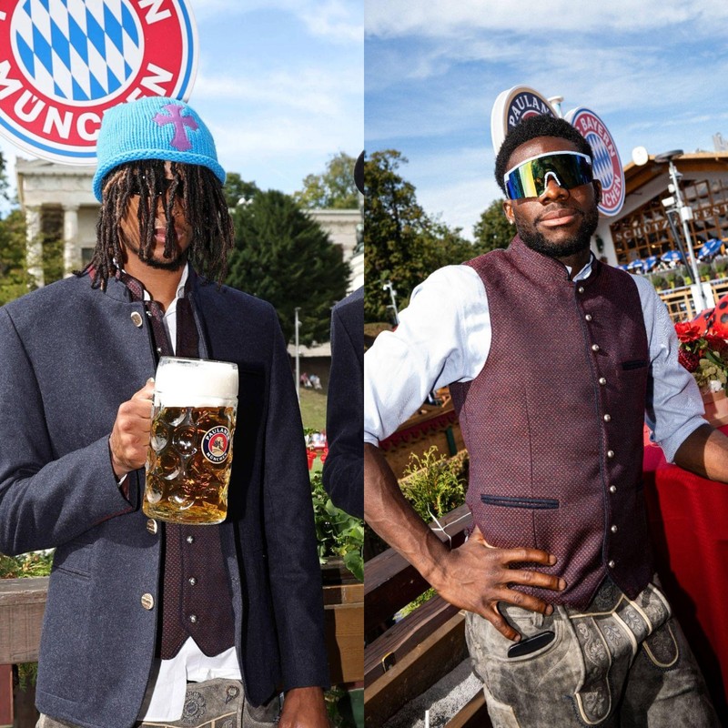 Die Bayern-Stars Olise und Davies fielen mit auffälligen Accessoires bei der Wiesn auf.