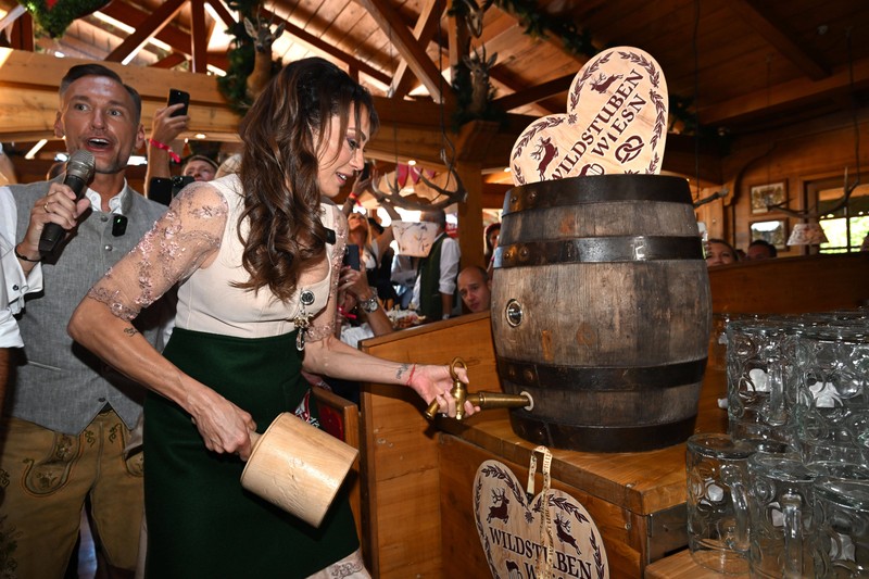 Lilly Becker zapft an auf den Wiesn' 2025.