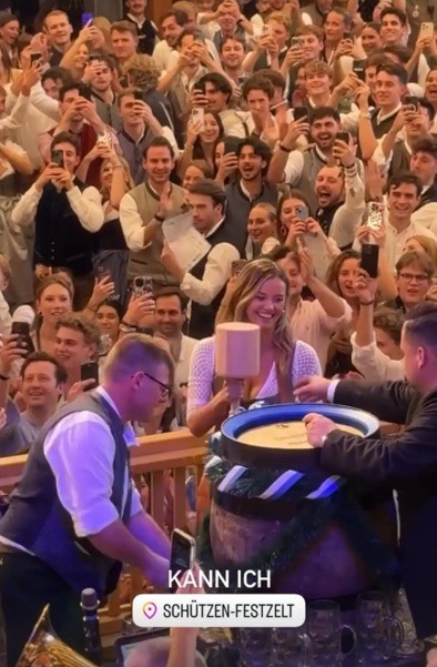 Nicola Cavanis, die Freundin von Mats Hummels, eröffnete die Feierlichkeiten im Schützenfestzelt.