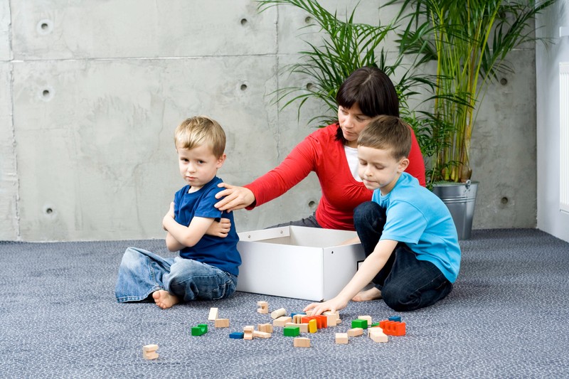 Die 5-Minuten-Aktionen helfen auch beim Aufräumen mit Kindern.