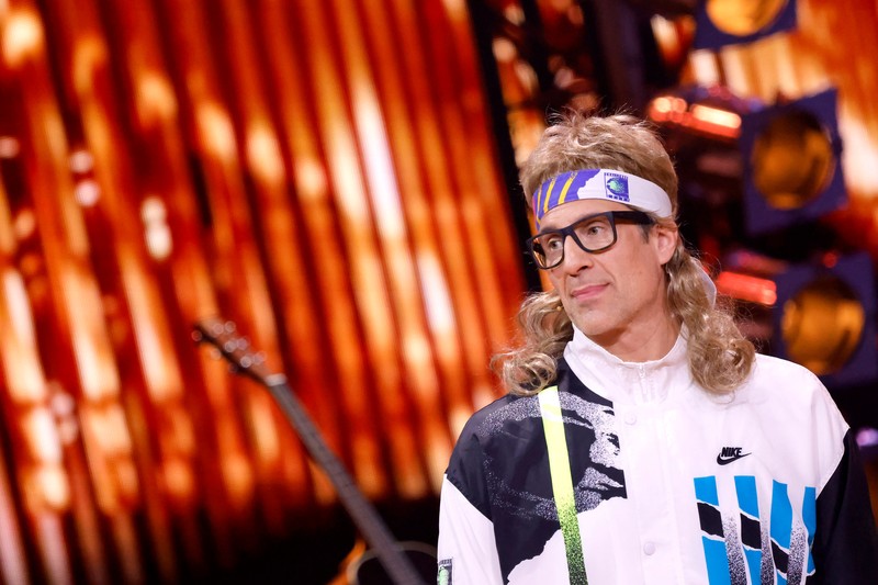 Daniel Hartwich bringt die Zuschauer*innen mit Kostüm zum Lachen.